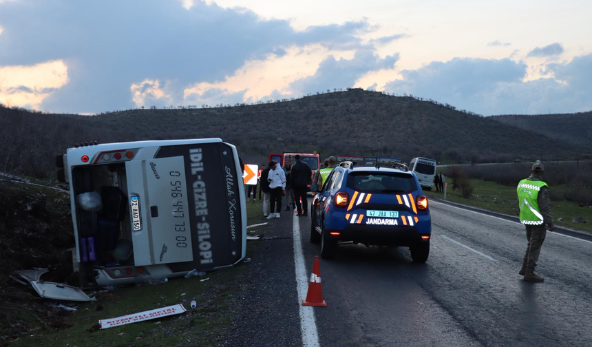Mardin’de yolcu otobüsü devrildi: 24 yaralı!