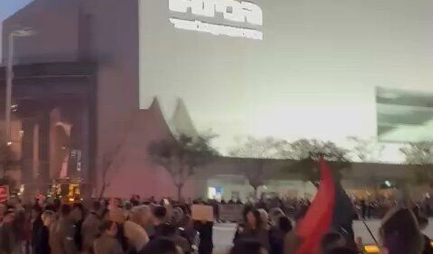 Tel Aviv sokaklarında savaş karşıtı eyleme polis engeli