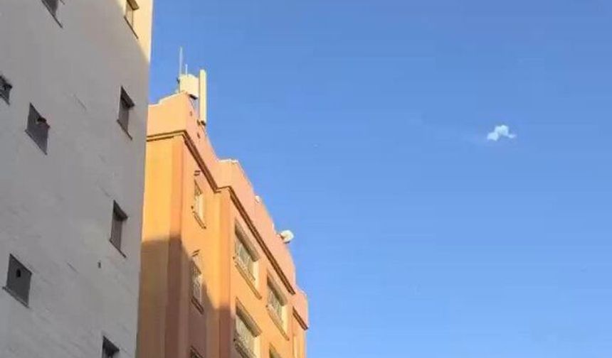 İran'da 19 Mart'ta vurulan ABD'ye ait F-15 savaş uçağının düşme anı kamerada