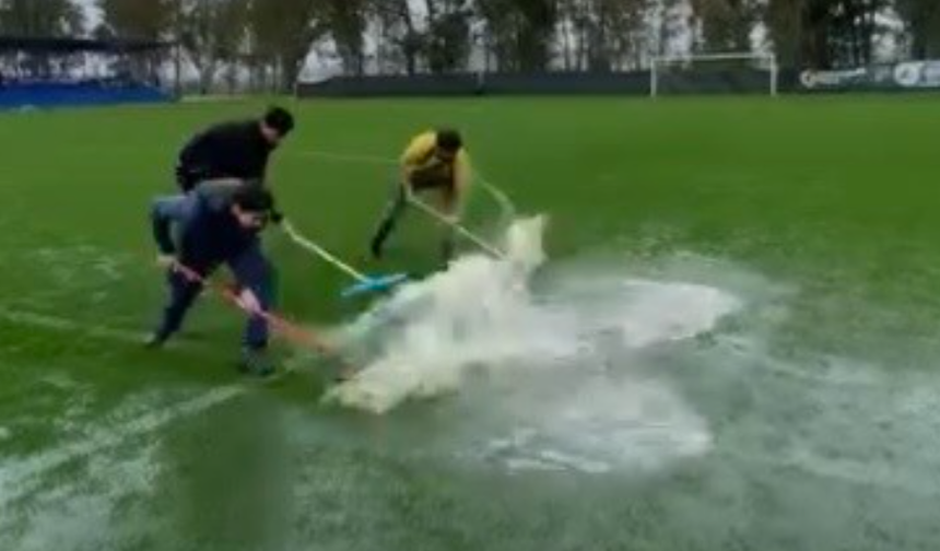 Yağmur sahayı göle çevirdi, taraftarlar çekçekle temizledi