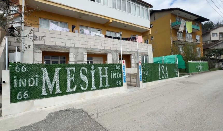 Akıllara durgunluk veren olay! Kendini "Mesih" ilan etti, evinin çatısına yazılar yazdı
