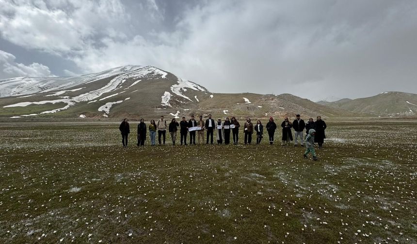 Bitlis'te öğrencilerin çiğdemler eşliğinde vadi gezisi