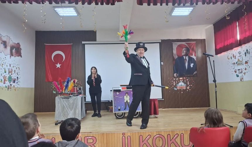 Çıldır’da çocuklara sihirbaz gösterisi: Sihirli çubuktan, minik hayallere