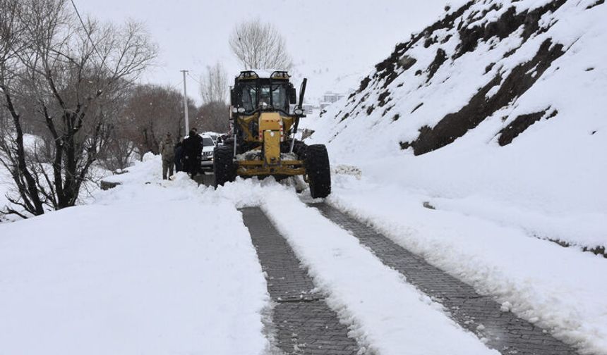 Nisan ortasında kar mesaisi yapıyorlar