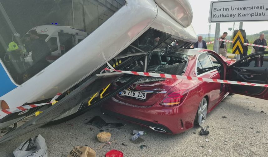 Bartın’da feci kaza! Halk otobüsü otomobilin üzerine devrildi: Çok sayıda yaralı var
