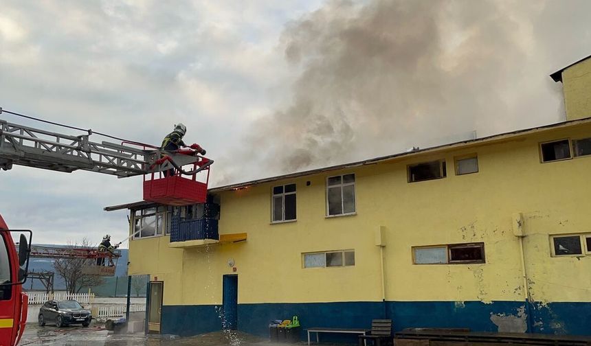 Alevler tüm fabrikayı yuttu! Ekiplerin yangınla zorlu imtihanı sürüyor