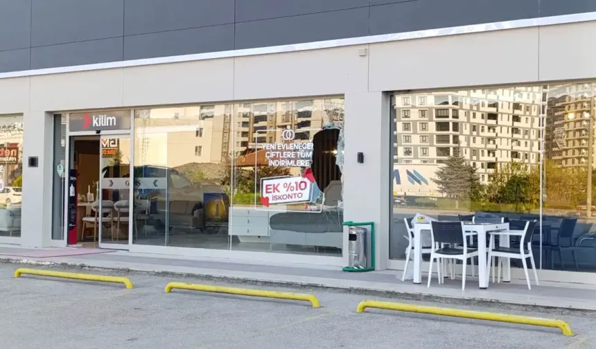 Amasya'da kamyon tekeri dükkana fırladı