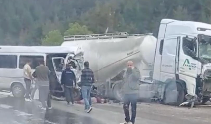 Isparta-Antalya karayolunda feci kaza: 7 kişi hayatını kaybetti