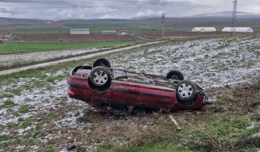 Çorum’da buzlanma kazaya yol açtı: Otomobil şarampole yuvarlandı, 3 yaralı