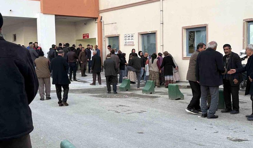 Köy meydanı kan gölüne döndü! İki ailenin silahlı çatışmasında acı bilanço