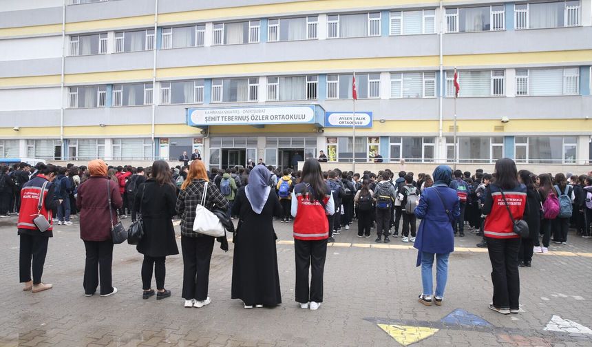 Kahramanmaraş'ta yürek yakan anma: Sınıflar sessizliğe büründü