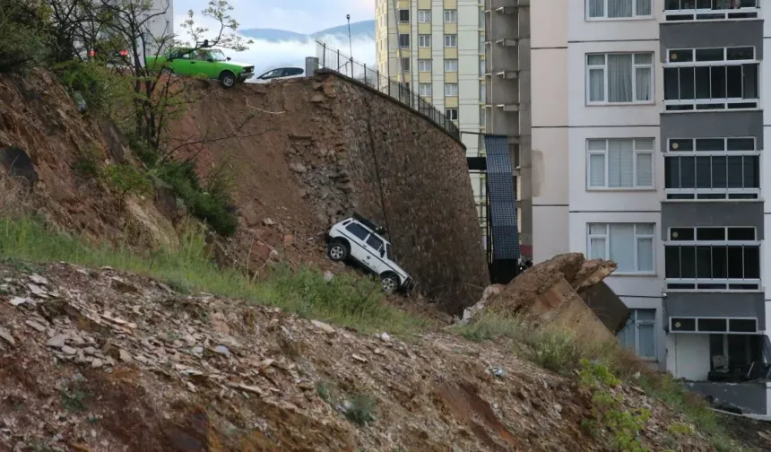 Tokat'ta fırtına korkuttu: Duvar çöktü, araç düştü