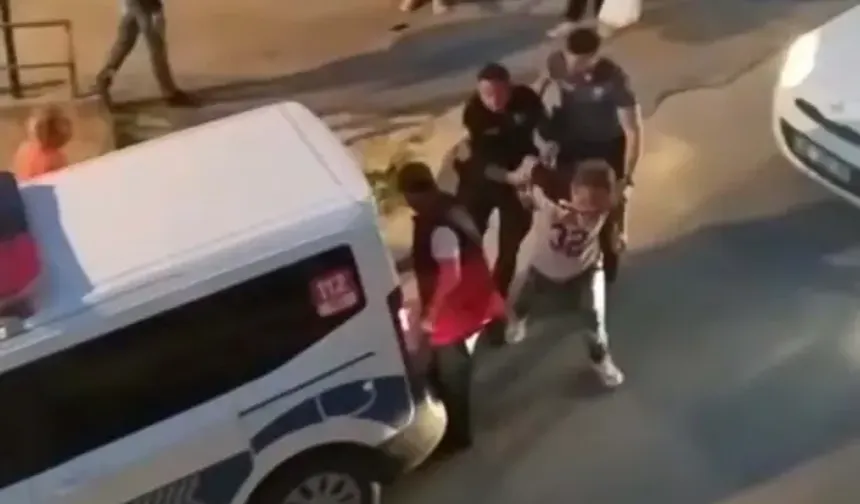 Kuşadası'nda alkollü şahsın öfkesi sokağa taştı: Demir çubuklarla saldırdı, araçları parçaladı