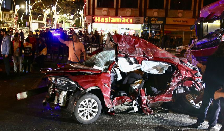 Giresun’da facia! Tır iki otomobili biçti: 5 ölü, 6 yaralı