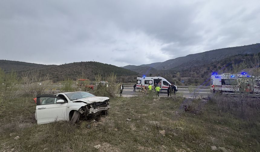 Kastamonu'da yoldan çıkan araç su kanalına düştü
