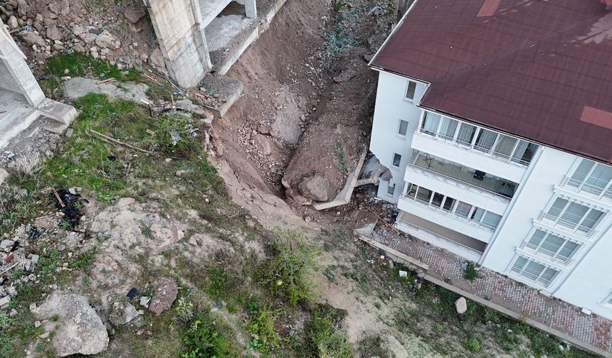 İstinat duvarı çöktü: 10 daire boşaltıldı