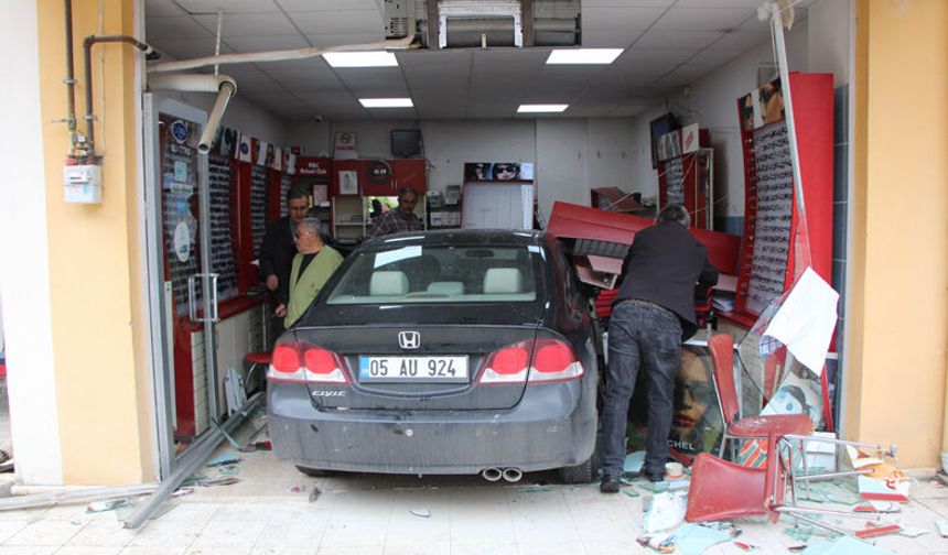 Otomobiliyle çay içmeye gideceği dükkana daldı!