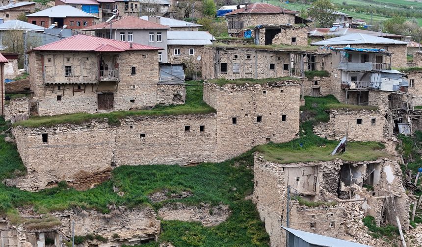 Sivas'taki yüzlerce asırlık bu köy taş dokusuyla ilgi odağı oldu