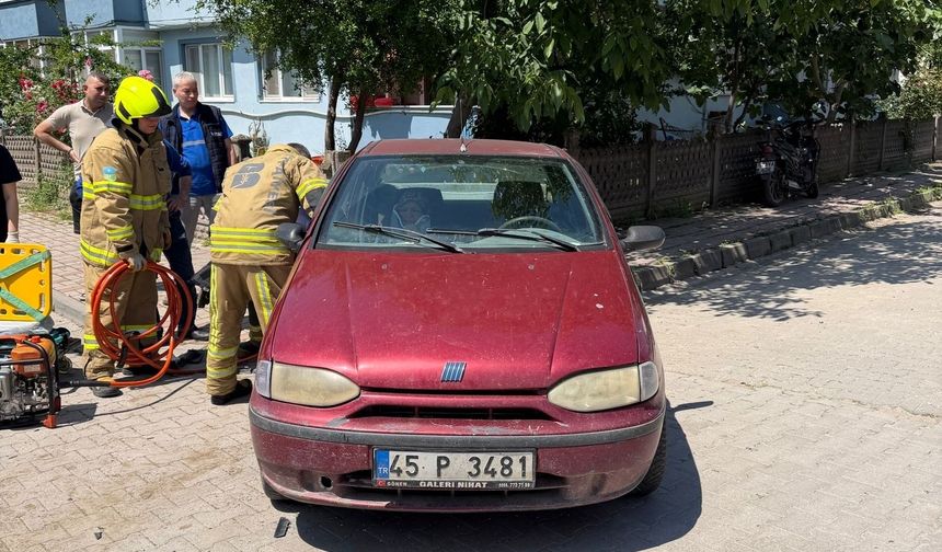 Balıkesir'de çarpışan araçlarda üç kişi sıkıştı