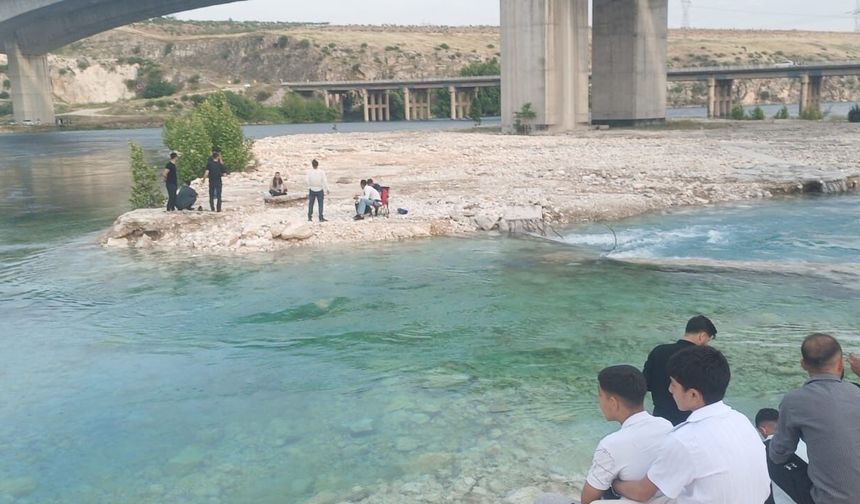 Sular yükselince piknik yaptıkları yerde mahsur kaldılar
