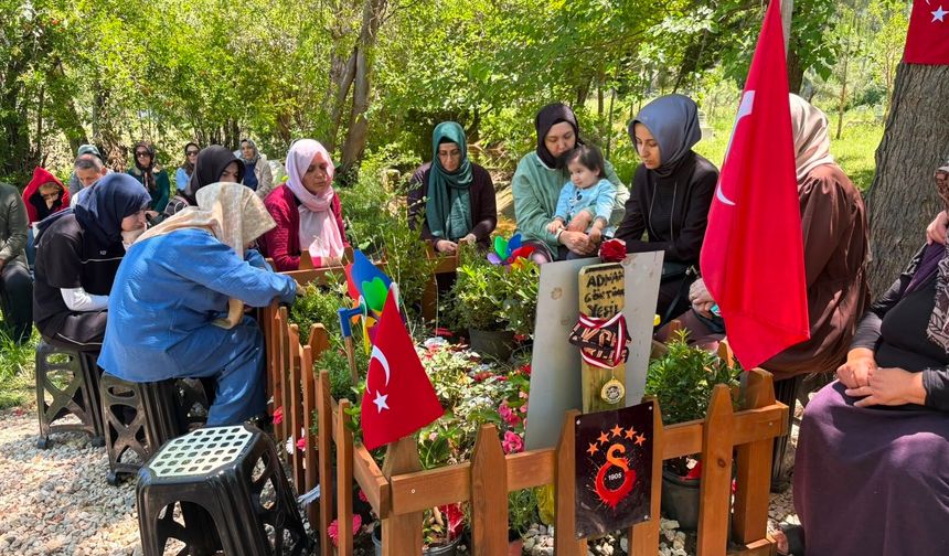 Kahramanmaraş saldırısında evladını kaybedenler bayramda mezarlara koştu