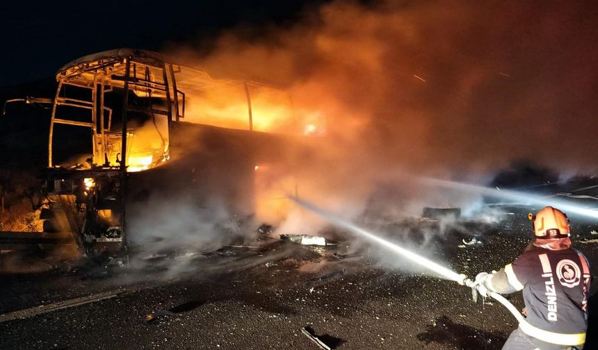 Denizli'de bariyerlere çarpan yolcu otobüsü alev aldı: Biri bebek 8 kişi hayatını kaybetti!