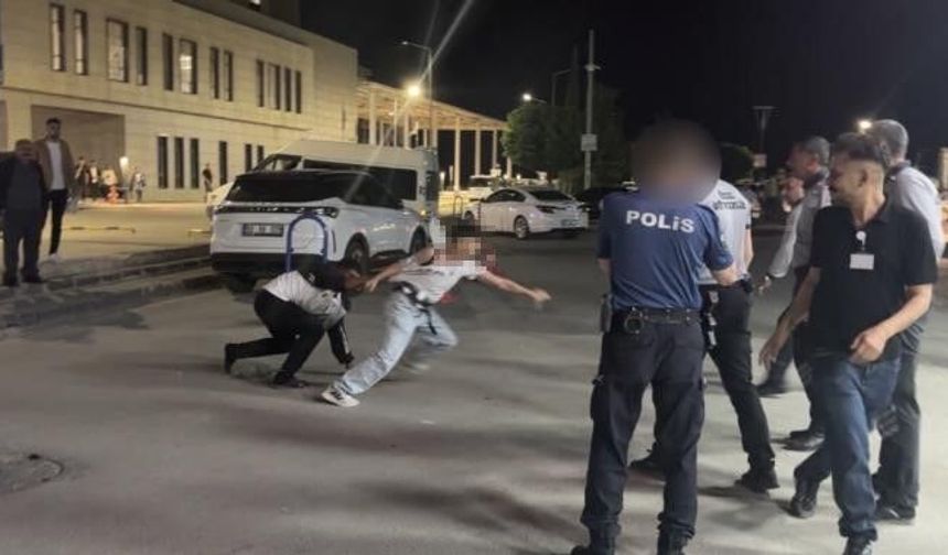 Hastanede dehşet anları kamerada! Güvenlik görevlilerini bıçakladı
