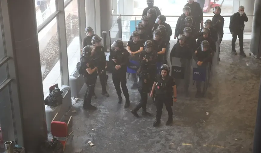 Polis CHP Genel Merkezi’ne girdi: Müdahale 'demokrasi' tartışmasını alevlendirdi