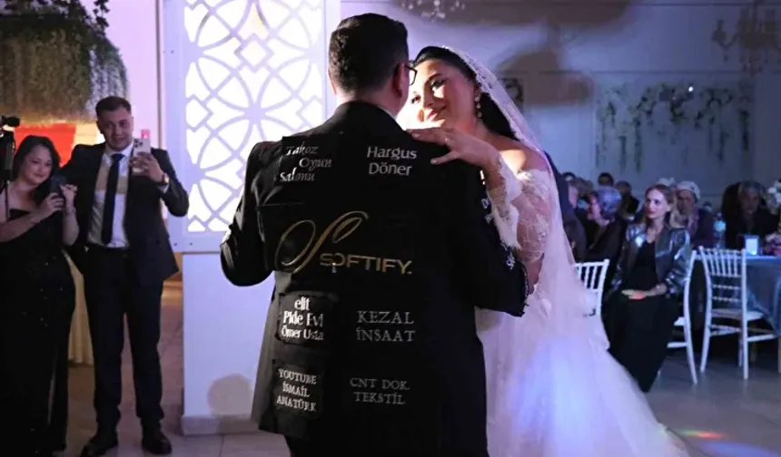 Hayretler içinde bıraktı! Düğün masraflarını düşürmek için damatlığını reklam panosu yaptı