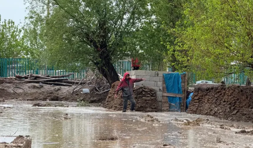 Iğdır’da sağanak sonrası sel: Evler ve araziler sular altında kaldı