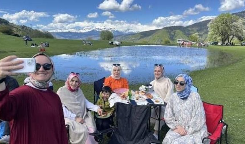 Artvin'de görsel şölen: Göl manzarasına yoğun ilgi
