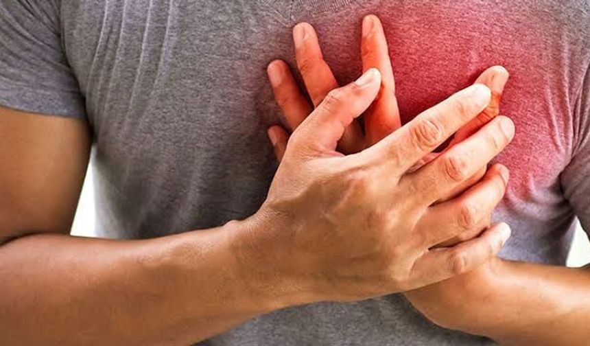 Strese bağlı kalp ağrısı nasıl geçer? Göğüs ağrısı ne zaman tehlikeli olur?