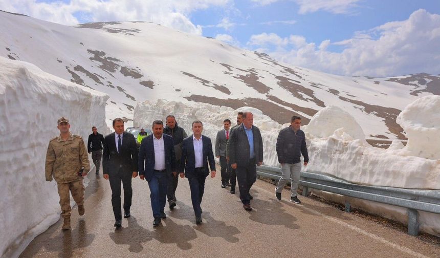 Bayburt'ta karlı yollar için çalışmalar hız kesmeden sürüyor