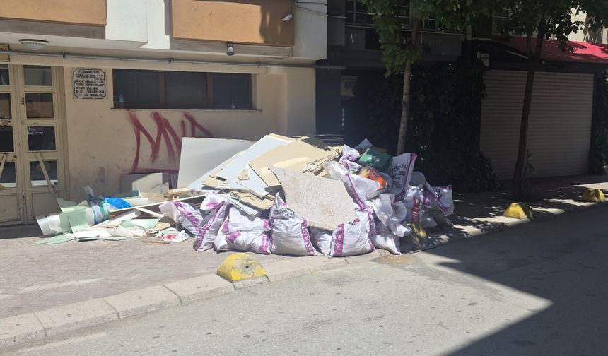 Eskişehir'de kaldırıma bırakılan atıklar gündelik hayatı olumsuz etkiledi