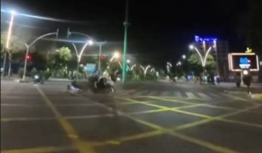 Batman'da hız yapan motosikletliler çarpıştı: O anlar kamerada!