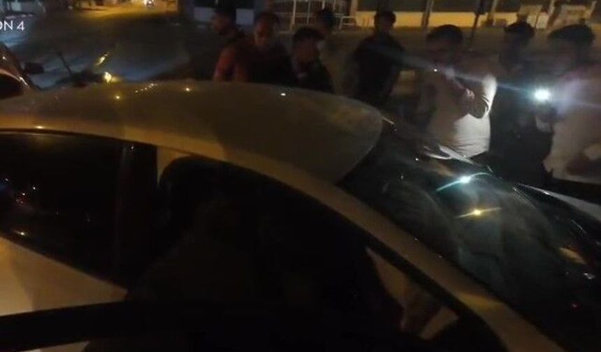 Antalya'da iki araç kavşakta çarpıştı