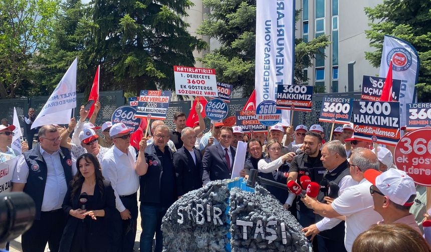 Bakanlık önünde "sabır taşı"nı balyozla kırdılar!
