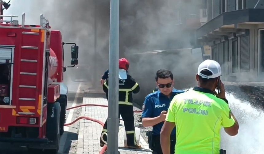 Lastik yangını elektrik hattına sıçrayınca yol trafiğe kapandı