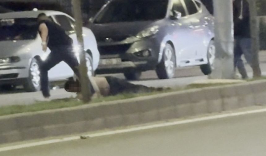 Bir tokatla yere serdiği şahsı sürükleyerek götürdü! O anlar kamerada