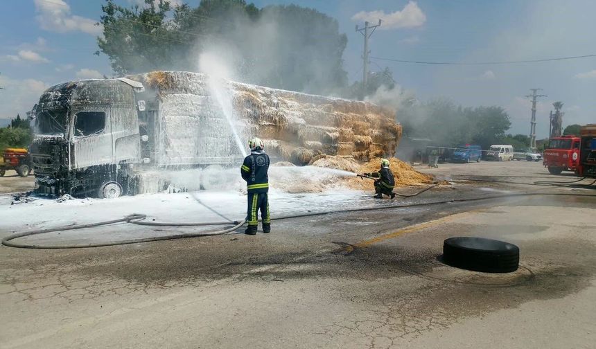 Denizli'de saman yüklü TIR alevlere teslim oldu