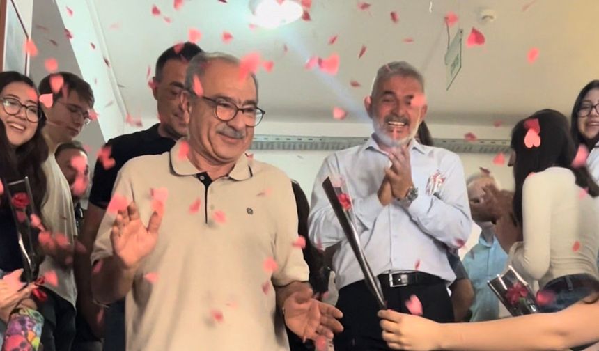 40 yıllık eğitim çınarı güllerle emekliliğe uğurlandı