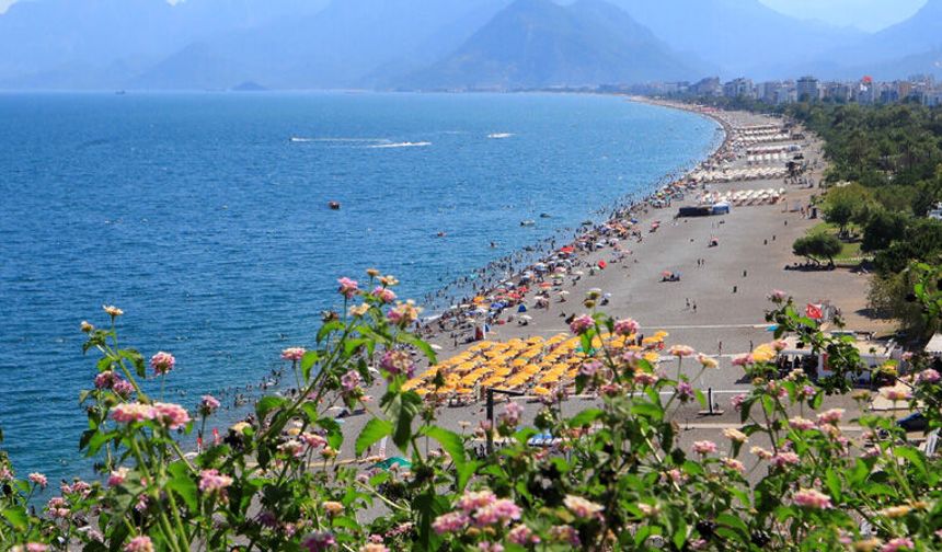 Antalya’da hissedilen sıcaklık 45 dereceyi buldu
