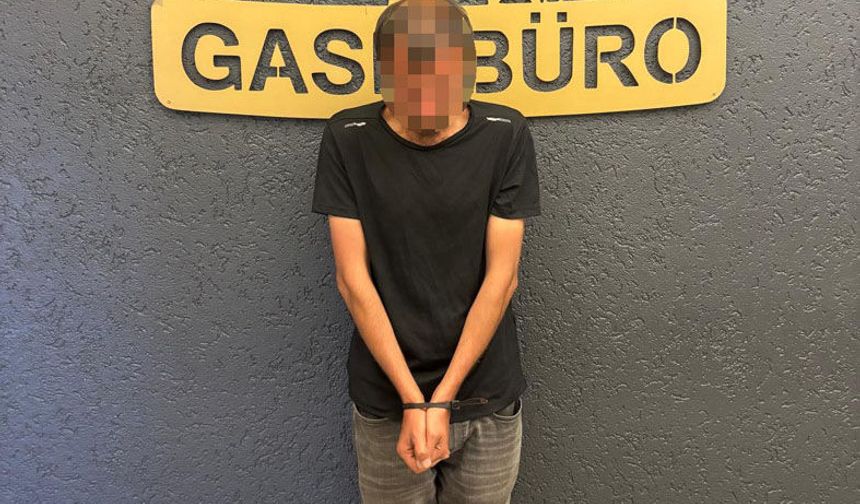 Aracına zorla bindiği kadını tehditle gasp etti