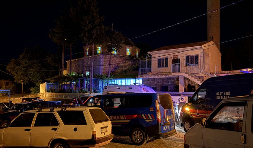 Camide imamı bulamayınca iki kişiyi bıçakladı!