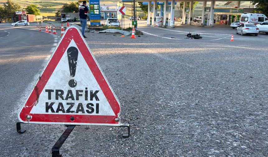 Ölüm virajı bir can daha aldı: Motosikletli sürücü bariyere ok gibi saplandı!
