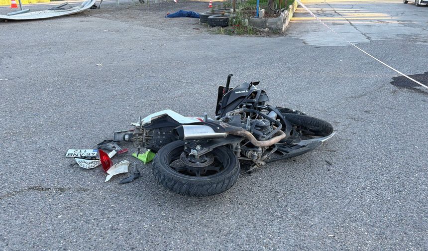 Ölüm virajındaki motosikletli kazadan geriye bu enkaz kaldı!