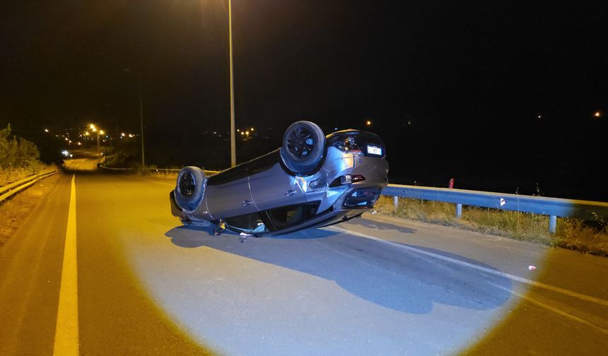 Düzce’de gece yarısı feci kaza: Kamyona çarpan araç takla attı!