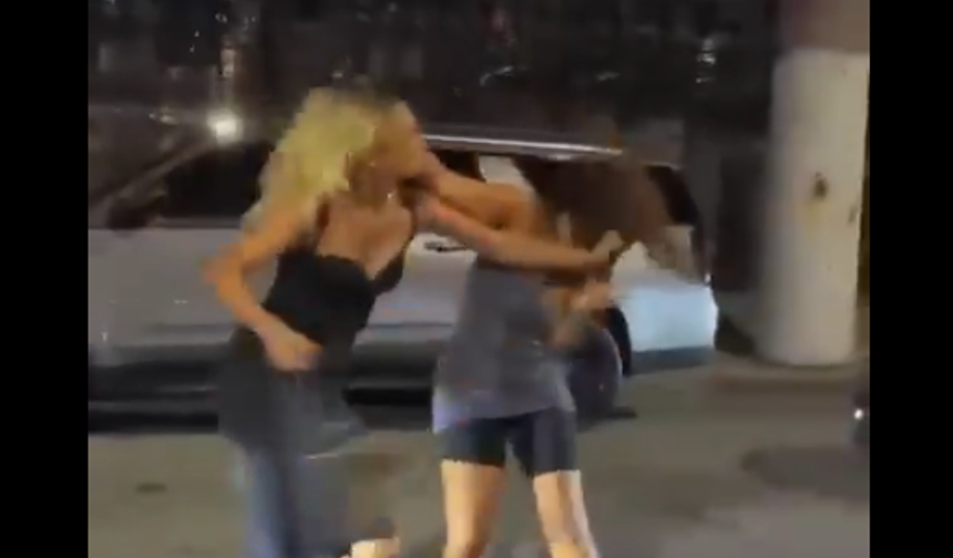 Antalya sahilinde kadın turist kavgası kamerada: Herkesin gözü önünde birbirlerine girdiler!