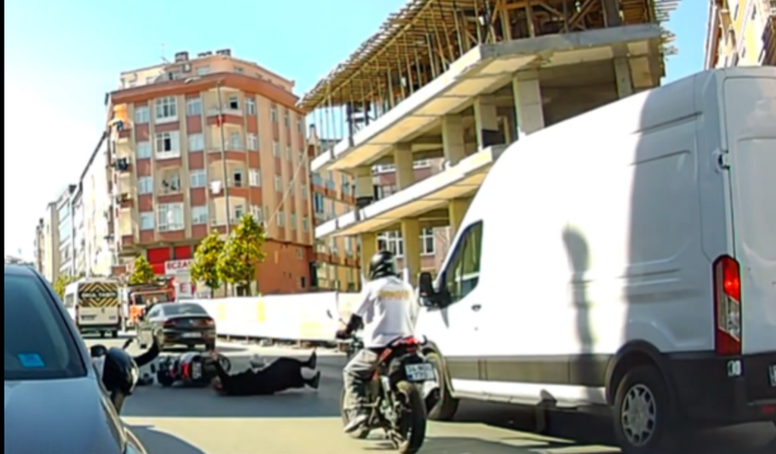 Yol veren minibüsü sollayan motosiklet yayaya çarptı