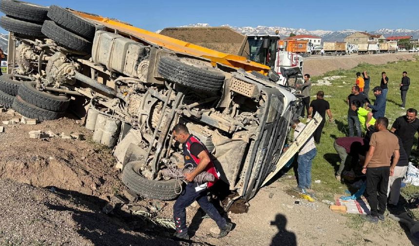 Hakkari'de kahreden kaza: Yük kamyonuyla minibüs çarpıştı